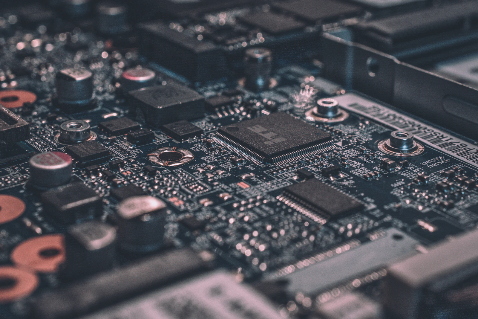 Detalhe macro de uma placa de circuito com trilhas iluminadas em tons de verde