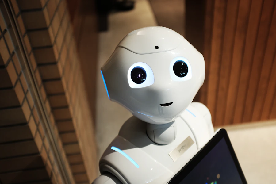 Robô humanoide branco em ambiente escuro de laboratório